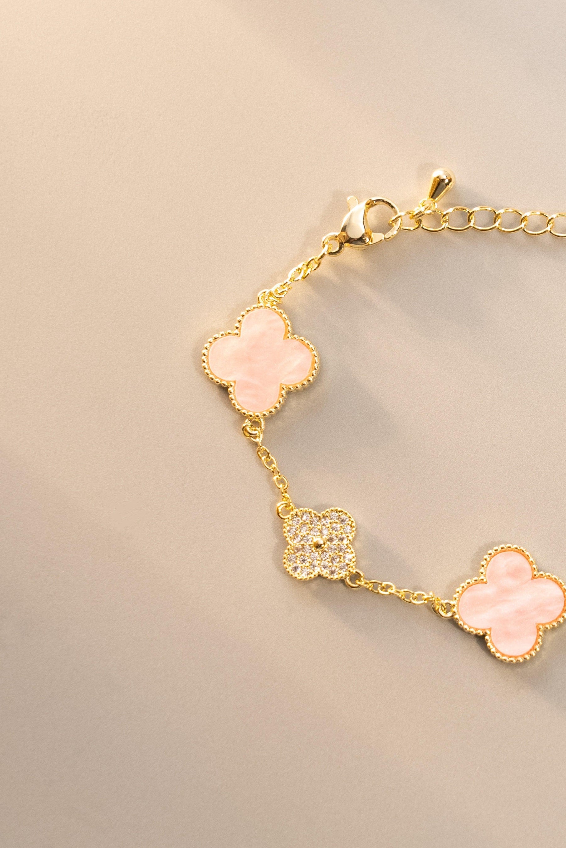 Pulseira 4 trevos luxo inspiração Van rosa bebê cravejada